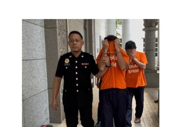 两名嫌犯被押上法庭以申请延扣。