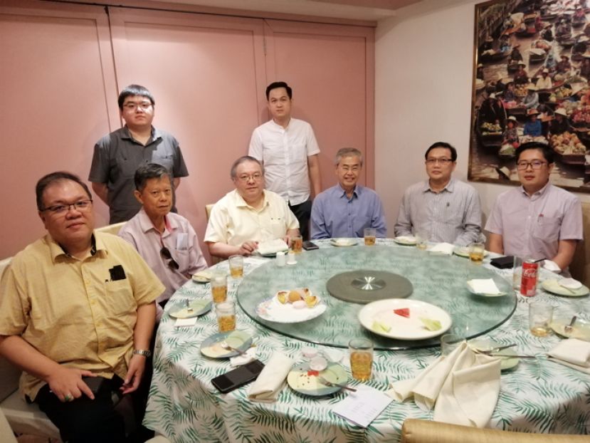 新届理事合影。坐者左起为副会长拿督黄国辉、副会长拿督陈日枝、会长拿督黄国忠、委员拿督斯里  蔡展文、财政王运才博士及秘书许瑞益。站者左起为会员黄奕韬及委员陈明。