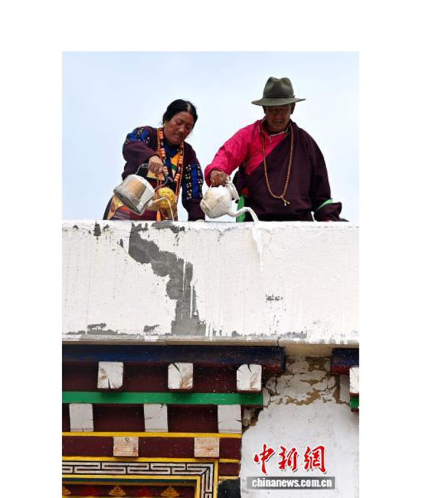 扎比(右)和妻子木绕太正在进行“白色灌礼”。