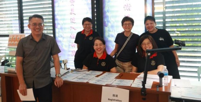 卫理公会晋光堂主理牧师陈石兴牧师（左一）与社区关怀委员会委员们为行将于11月下旬举行的社区健康检查活动作好准备工作。