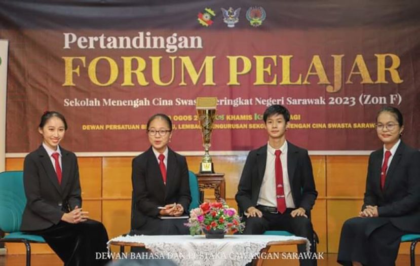 一中在国语论坛比赛(Pertandingan Forum Pelajar)得到冠军.