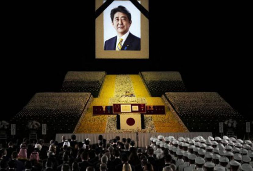 67岁的前日相安倍晋三在奈良市遭枪杀，他的&ldquo;安倍经济学&rdquo;被形容为：成绩有目共睹 代价十分沉重。