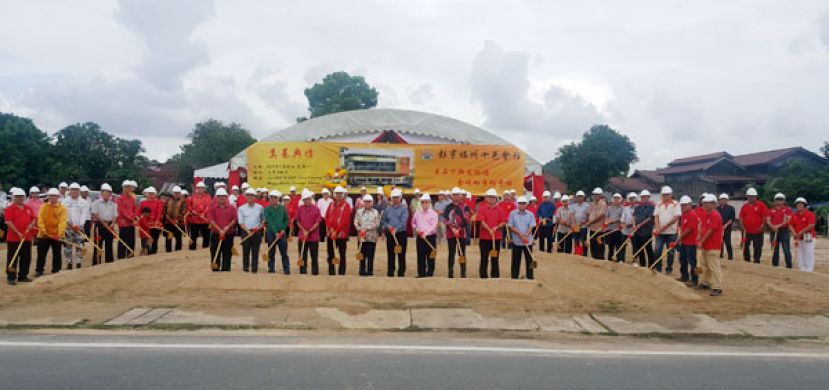 新会所奠基，场面盛大。