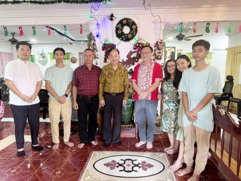 配合圣诞佳节，峇都吉当区议员拿督罗克强，联同砂人联党峇都吉当支部团队，向达雅社群领袖威廉及莫莉贺节。左起砂人联党十哩分部执委李欲熙、兰迪RPR 区达雅族群领袖威廉、巴达旺市议员林良纪、峇都吉当区议员罗克强合照留念。