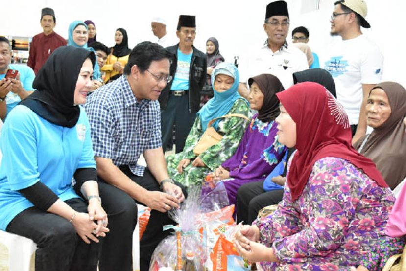 拿督阿都拉曼祖乃迪及夫人拿汀西蒂秀卡雅（左二与左一）与年迈乐龄人士交流。