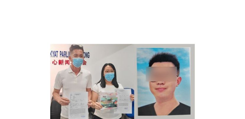 死者何文杰（右）的父母（左）。