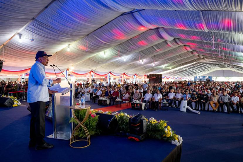 首相安华在吉兰丹乡区关爱触动活动上致词。