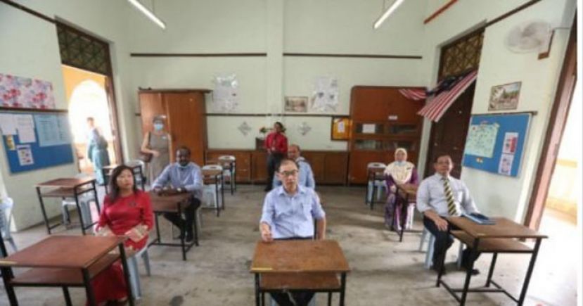 马汉顺（中）巡视怡保德修女中复课准备工作。