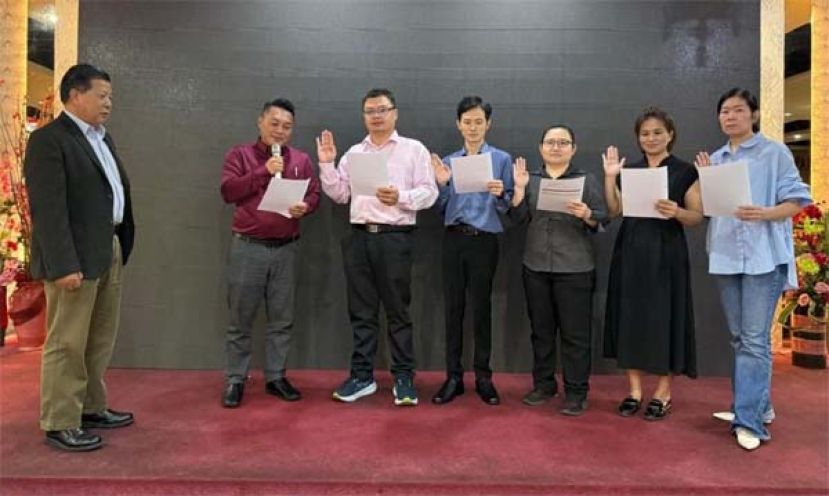 砂医总会长江宗兴（左）主持砂拔罐公会新届理事就职监誓，右2起为新届会长卓志盛、理事陈永同、江启生、林可妮、郑筱勳、蒋丽丽。