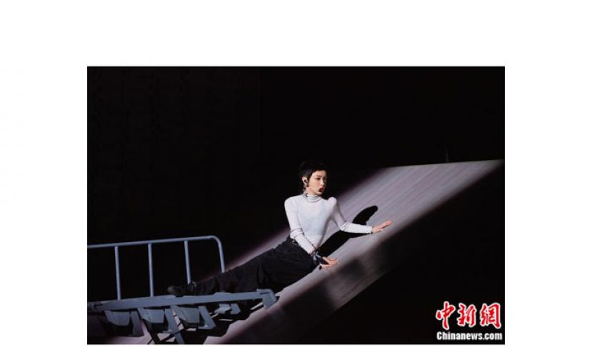 郭采洁舞台照。