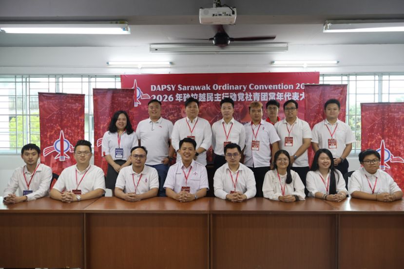 砂社青团新届执委合摄。前排左起砂社青团组织秘书张翰贤、秘书蓝立康、副团长Calvin Ohsey Ak Ah Sen、团长黄秀励、署理团长苏天仁、副团长黄丽婷、财政张嫣宁和宣传秘书张嫣俽。