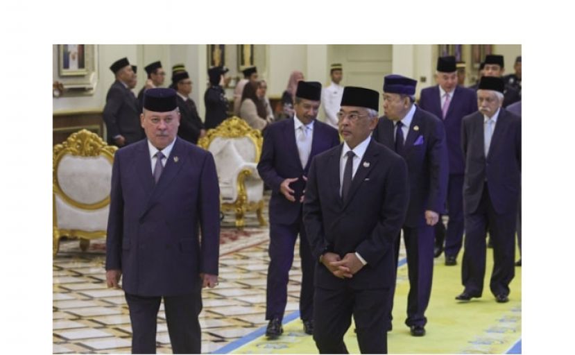 国家元首苏丹阿都拉（前右）与柔佛苏丹依布拉欣（前左）等马来统治者，在国家王宫出席统治者理事会会议。