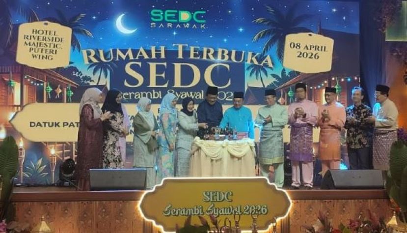 众嘉宾一同切蛋糕时摄。