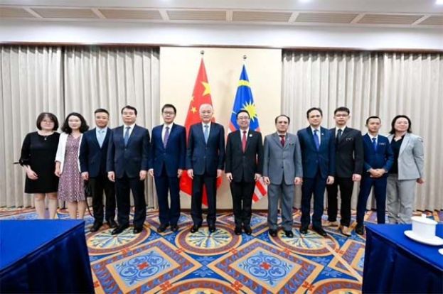 郑立慷（右六起）与王志刚展开马中双边会谈。