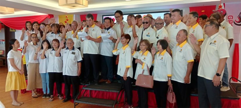 砂人联党妇女组主席许德婉（左）见证砂人联党三支部（三马拉汉-实文然-诗巫瑶）新届理事宣誓就职。