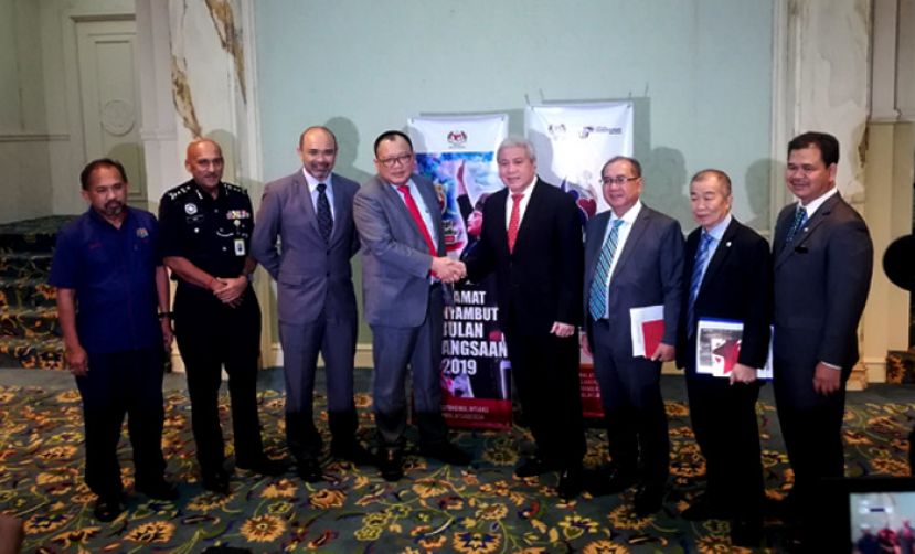 2019年马来西亚日庆典新闻发布会后合影，左四;为大马通讯与多媒体部副部长艾迪沙兹里；右四;为砂副首长阿旺登雅。