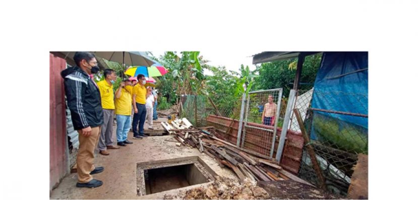 砂副总理兼石角区议员沈桂贤（左三）巡视石角路廉价房屋后巷排水系统提升工程，左起是巴达旺市  议会副秘书吴忝曷、人联党石角支部主席林亚德和砂总理署政治秘书陈开。