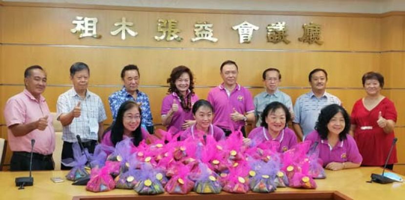 古晋福建五属妇女组联合赠送5个不同籍贯口味粽子予各理事，后排左起为古晋福建公会副会长兼砂金门会馆主席蔡勇顺、古晋福建公会副会长兼砂拉越诏安会馆主席拿督陈日枝、古晋福建公会署理会长兼古晋兴安会馆会长黄张金发、古晋福建公会妇女组兼古晋福州公会妇女组刘碧云、古晋福建公会副会长兼妇女组执行顾问刘金瑞、古晋福建公会副会长兼古晋漳泉公会主席郑佑上、古晋福州公会副会长吴孟敦及古晋福建公会公关甲必丹李碧真；前排左砂诏安公会妇女组主任何逸菁、砂金门会馆妇女组主任李秀菁、古晋福建公会妇女组署理主任郑妹妹及古晋漳泉公会妇女组主任林秀芳。