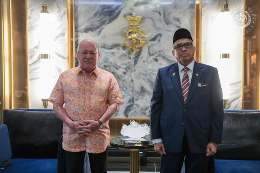 国家元首苏丹依布拉欣（左）接见山苏阿兹里。   