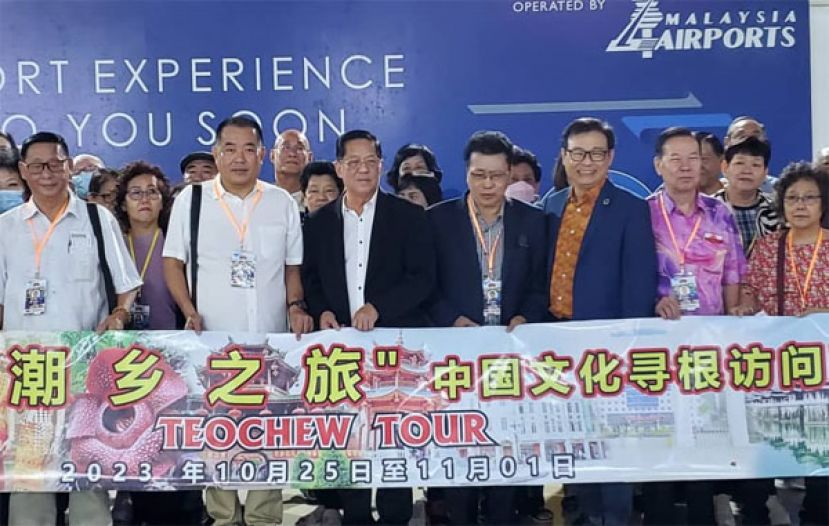 天猛公拿督陈如飞（左三）和拿督沈坚石（右三）一起送行潮侨俱乐部主席：沈象文先生（右四）与团员。