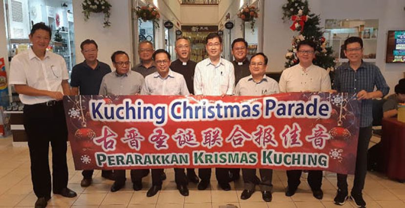 古晋圣诞联合报佳音大游行新闻发布会，前排右4为筹委主席陈斗湖。