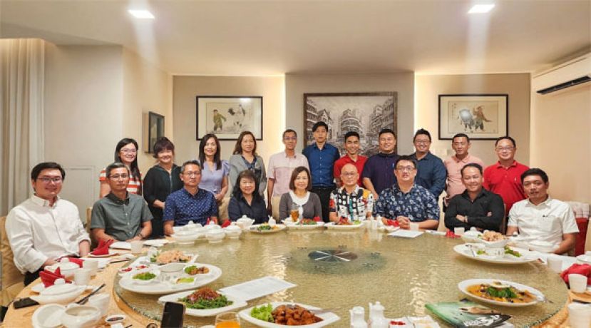 古晋中华小学第三校校友会第一届(2023-2025)理事合影。前排左起副秘书黄笃荣、副会长陈源泰、秘书杨国宗、三小校长朱珍妹、会长张慧娇、署理会长许志发、副会长陈仕豪、财政温振祥、产展黄富祥产。后排左起产展郑国瑛、资宣田美丽、副德育张慧英、副智育杨婉妮、副秘书陈皓洋、德育谢劭业、副财政冯应扬、资宣张洪铨、副产展田烈华、 副群育黄国忠、群育符致信。