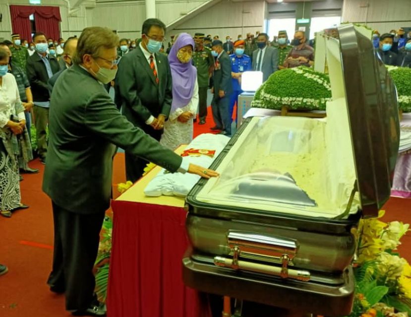 砂首长拿督巴丁宜阿邦佐哈里率领内阁部长瞻仰拿督阿旺拉翁遗容。