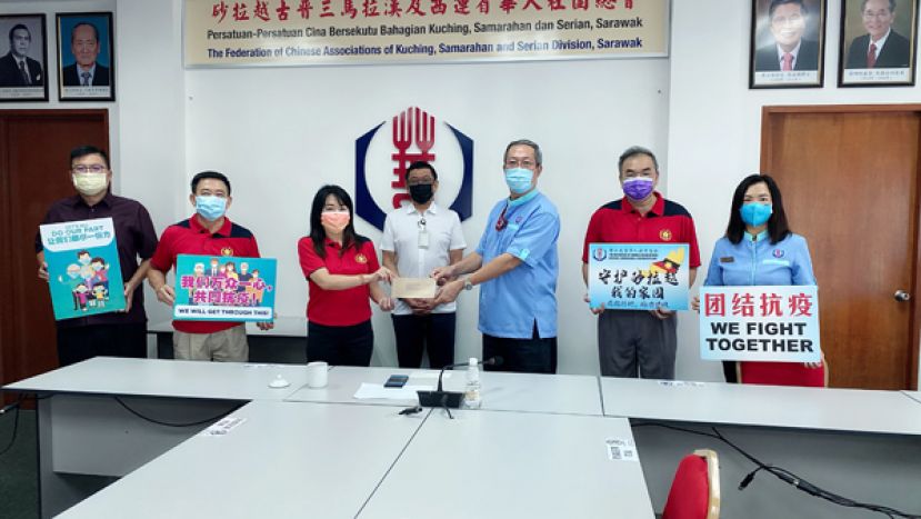 在华总会长拿督黄良杰（左四）见证下，晋汉斯省大埔同乡会主席罗绍凤（左三）移交所筹得款项移交给工委会主席兼华总副会长郭应茂（右三）。右一起为工委会副主席兼华总妇女组主任张慧娇、大埔同乡会署理主席何晋兴。左一为华总理事卢少奎及大埔同乡会会务顾问蓝里安。