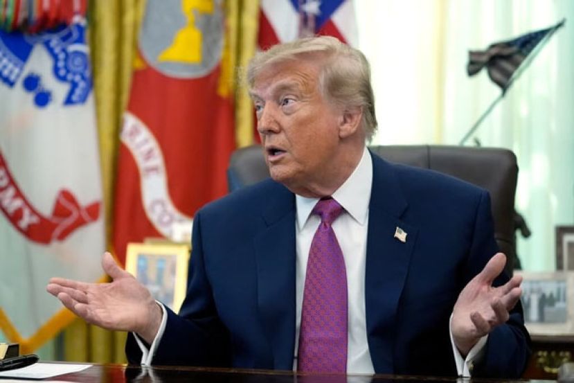 美国总统特朗普27日在白宫椭圆形办公室受访。被问到是否制裁中国的银行时，他反问：&ldquo;谁说我没有？&rdquo;