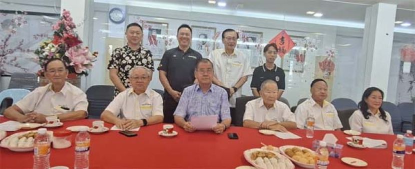 新闻发布会上一摄。前排左起为砂云南善堂副主席郭兴开、正秘书长林瑞钊、主席郑文新、副主席钟名宝、副主席郑瑞福以及副主席赖小冰；后排左起为青年团团员林俊丰、青年团团长胡贵祥、副国英书郑文发以及青年团副公关田特礼。