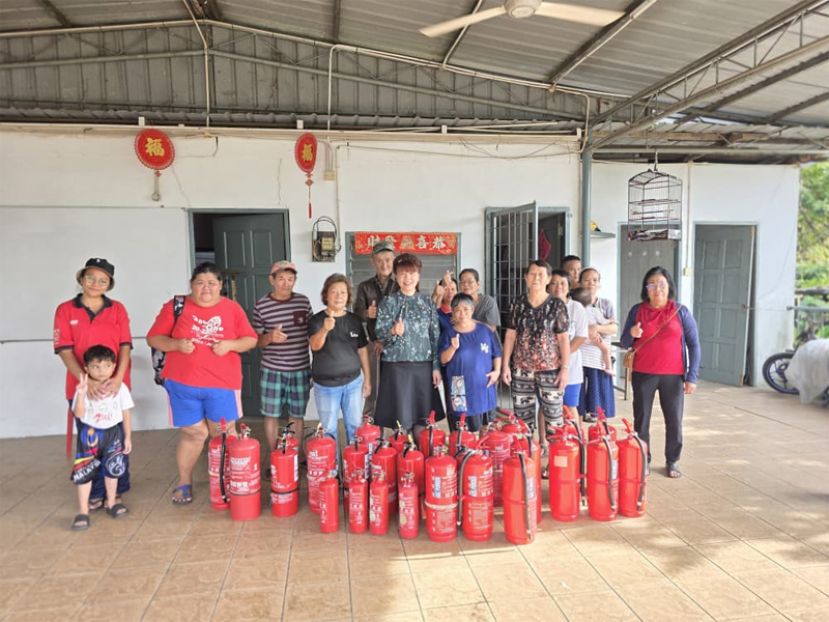 获得灭火器的居民与朋岭区州议员杨薇讳合影。
