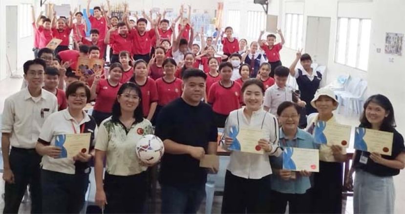 大富村华文小学校长柯翠珍（左3起）、家教协会主席李俊伦、课程导师蓝伟杉与"真爱守门员"参与学生合照。