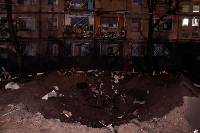 ●乌克兰基辅13日遭受飞弹空袭，坠落的飞弹碎片造成地面大型弹坑。