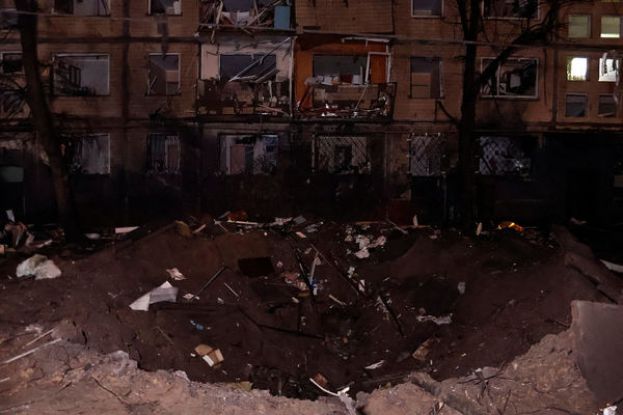 ●乌克兰基辅13日遭受飞弹空袭，坠落的飞弹碎片造成地面大型弹坑。