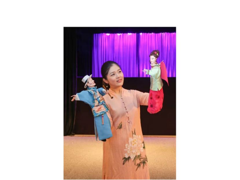 蔡美娜一人饰两角《番婆弄》。