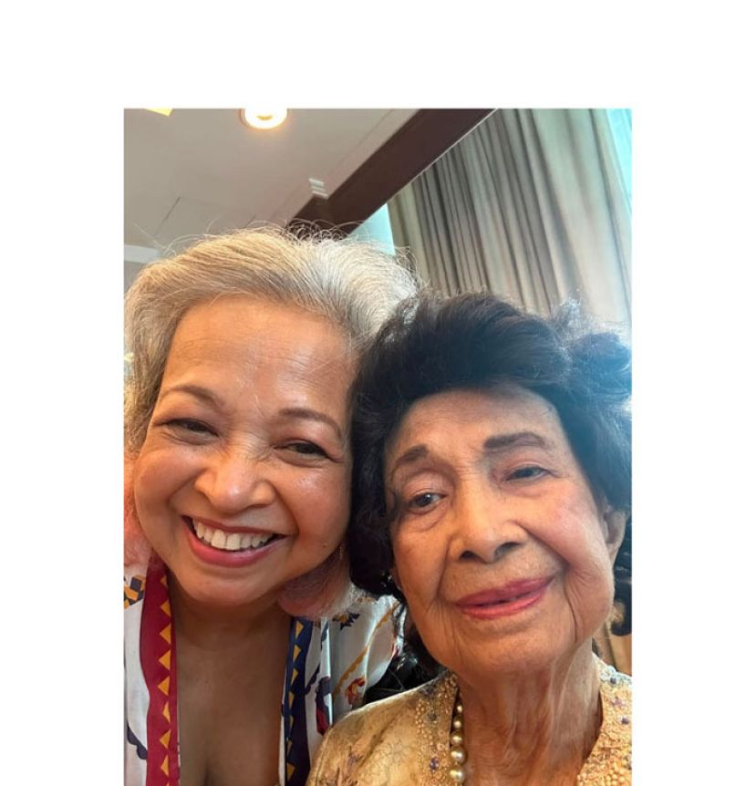 女儿玛丽娜在脸书上载与母亲的合照。
