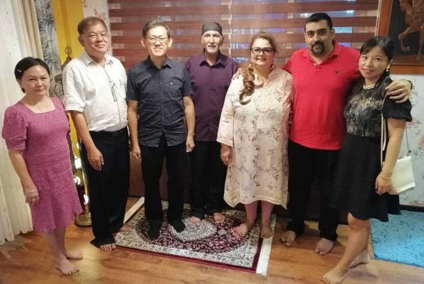 人联党中央副主席薛华东（左3起）昨晚向印裔同胞苏玛伉俪贺屠妖节；左起为郭小凤、陈中兴等人。