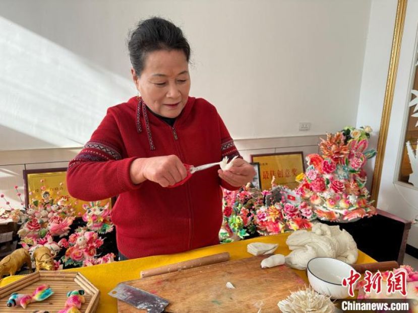 白晓玲正在制作面塑作品。