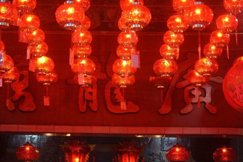 悬挂于广龙宫庙前的许愿灯供善信们点亮。