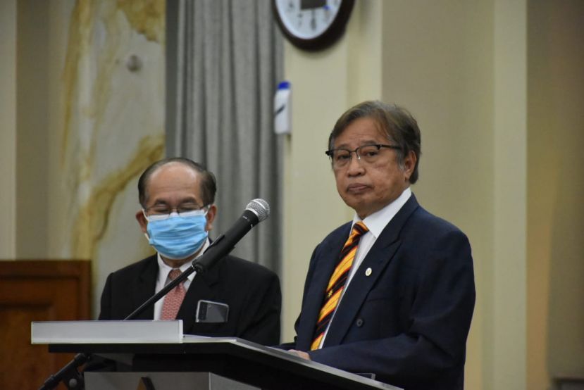 砂首长阿邦佐哈里（右）在公布新内阁名单时摄。