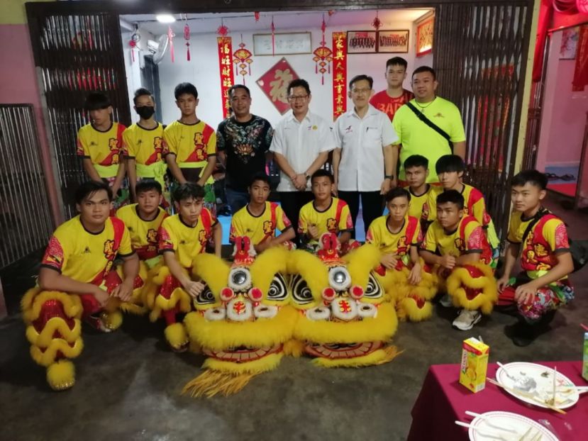 郑志国（第二排右3）与青草路圣德恩宫狮队各族成员合影；右4是该宫坛主陈义华；右2为人联党峇都林当支部主席薛华东。