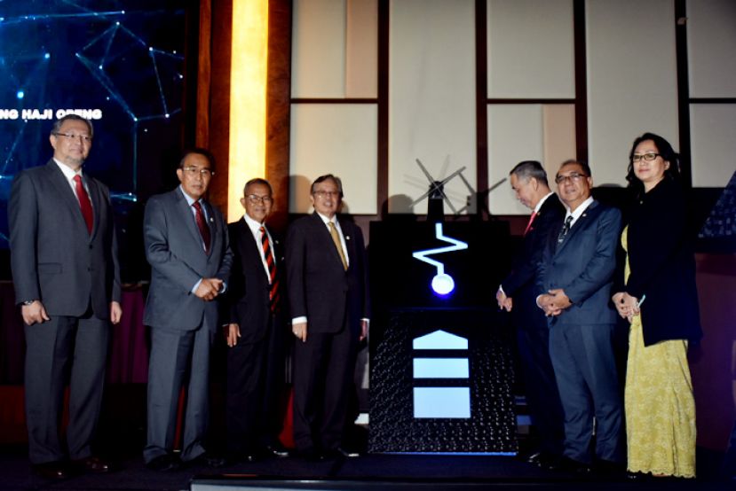 砂首长拿督巴丁宜阿邦佐哈里（左四）为砂土地与测量局创新及廉正日主持推展礼。