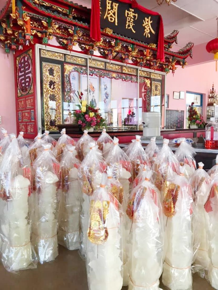 善信大众可向师尊借取糖狮、糖塔、大桔、金花及红包等象征吉祥圆满的福品。