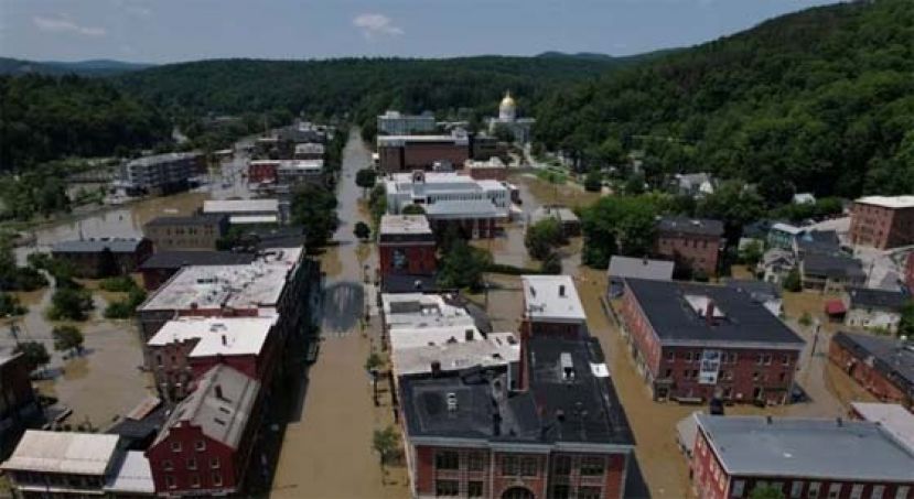 佛蒙特州首府蒙彼利埃市的街道被水淹没。