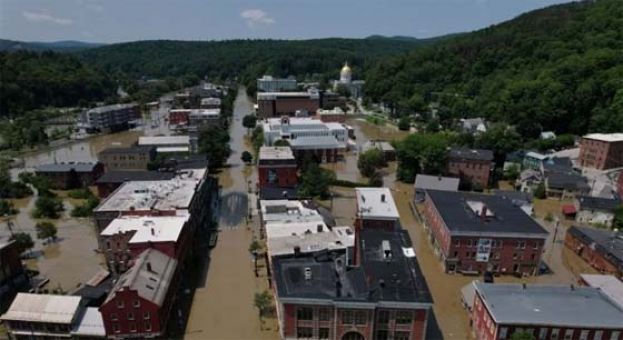 佛蒙特州首府蒙彼利埃市的街道被水淹没。