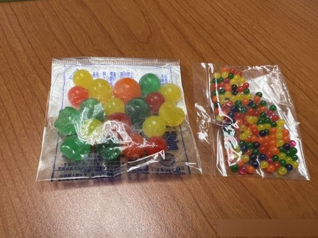 水晶宝宝颜色鲜艳缤纷，可能会被幼童误食。