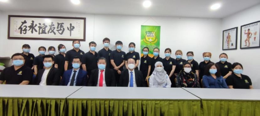 拿督刘义华（中）与亚洲中医技职学院管理层及通过人力资源部SKM毕业生合影。左四为院长江宗兴。