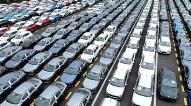 图为7月1日，在江苏省连云港等待装船出口的汽车。