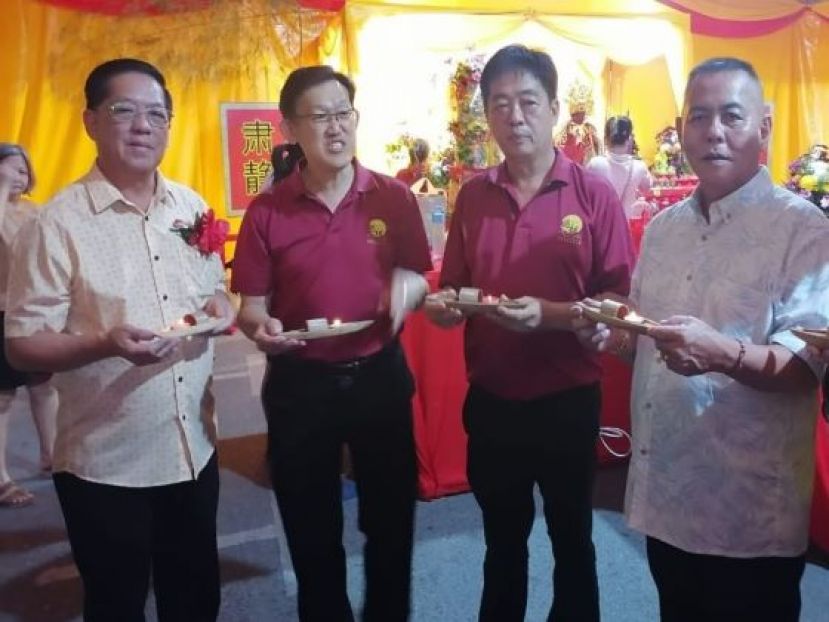 天猛公拿督陈如飞（左起）、薛华东、许义华及甲必丹林传政在婆罗洲妈祖文化节庆典联袂进行传灯祈福仪式。