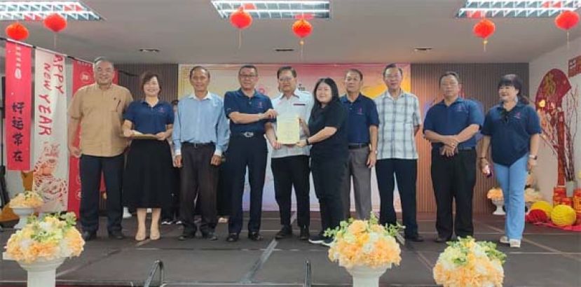 砂华总总会长拿督黄良杰（左四）移交华总-Carlberg 教育助学金予受惠学生时影。左起为晋汉连省华总副总协调何晋兴、砂华妇署理主席张慧娇、财政拿督余志豪；右起为砂华总文教田美丽、砂华青署理团长甲必丹陈德明、理事张光福、秘书长林亚德以及砂华总副会长拿督吴标生。